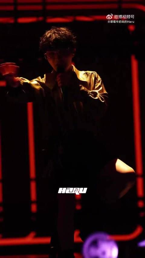 周深候场夸赞观众可爱，互动暖心引爆期待