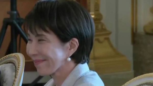 终于理解什么叫谄媚和鬼迷日眼这两个词， 这不做演员可惜了，一秒800个动作