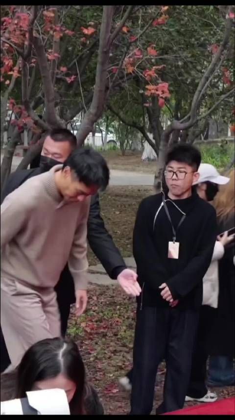 杨祐宁牵着妻子的手走红毯了,娱乐圈低调又恩爱的一对夫妻!