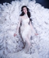 张馨予华丽回归ELLE盛典，25斤重礼服惊艳全场