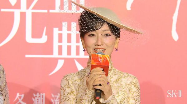 赵雅芝流光盛典红毯采访 好优雅美丽大方