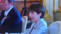 高市早苗看起来彬彬有礼,但总感觉像在假笑,而且用力过猛那种