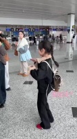 小酒窝机场夸黄明昊太帅，董璇女儿可爱圈粉