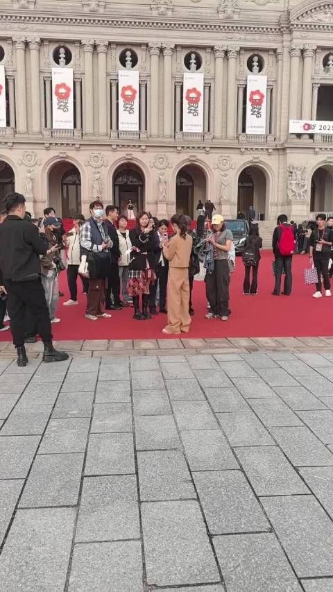 郭宇欣文荣奖红毯现场给粉丝签名互动,谁懂这个高马尾啊