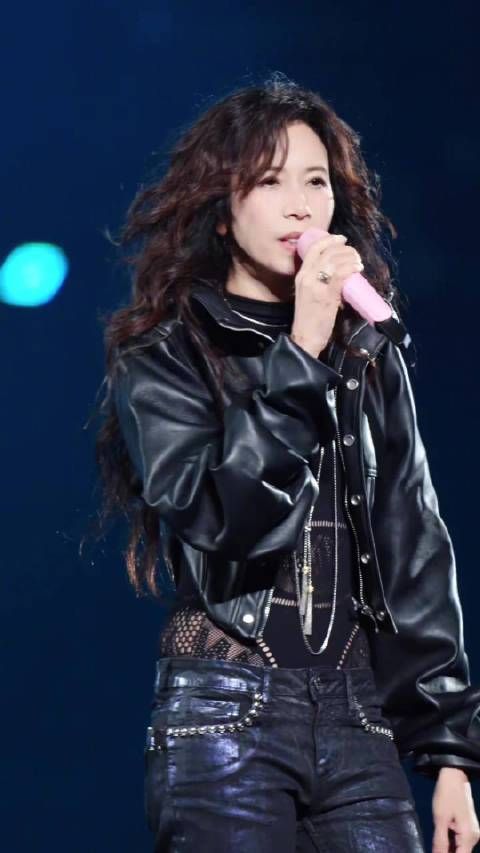 她怎么还是这么美?时光仿佛没在她身上留下痕迹!