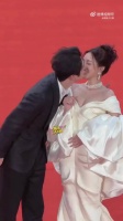 短国真猛！演员在红毯上接吻！