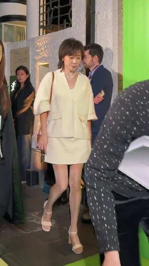 刘嘉玲认胡军儿子康康为干儿子,赠其香港200平房产