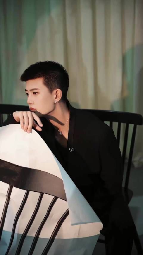 任嘉伦寸头黑西装造型亮相，硬汉感十足