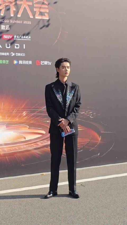 柯淳到达 大背头➕黑色西装 还在帮忙关门