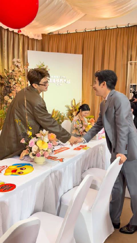 姚弛何聪睿微博视界大会后台握手热聊