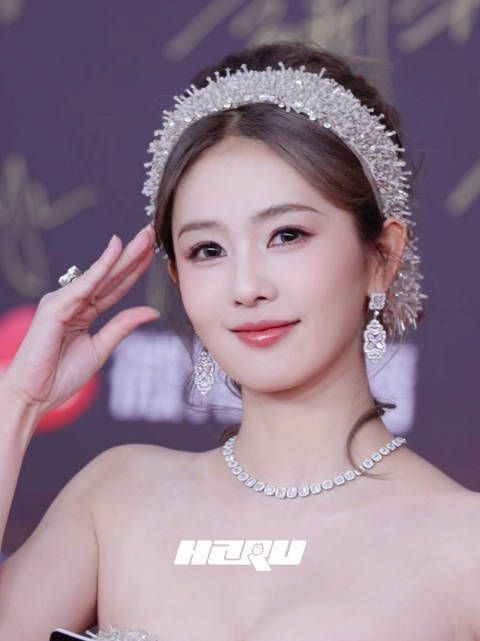 又是比心又是小狗耳朵 好伟大的美貌啊啊啊啊微博视界大会