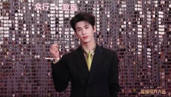 张凌赫杨迪演我嘴替了“看看这比例 看看这腿”