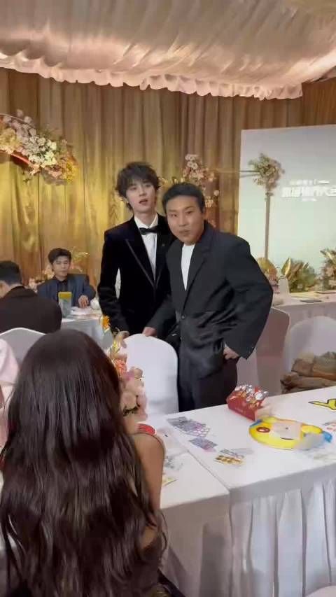 周翊然徐志胜亮相微博视界大会红毯被调侃少爷与管家