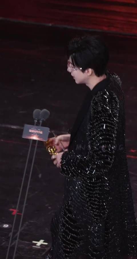 刘宇宁领奖直拍 太帅了 @摩登兄弟刘宇宁