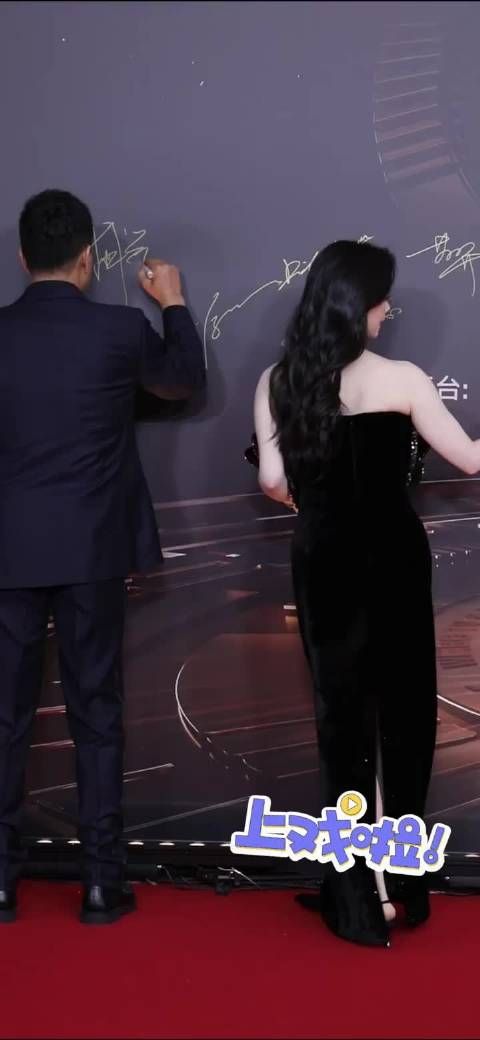 不用再找蒋欣了,因为蒋欣来了!姐真的白到发光啊,状态太好了!