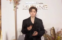 侯明昊携刻纪伯宰姻缘石亮相微博视界大会红毯