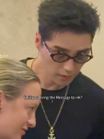 阿云嘎演出后粉丝热情互动，小猪抢镜逗乐众人