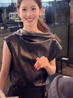 感觉章泽天和刘亦菲的妈妈相似度高达百分之九十，她这身衣服也好看