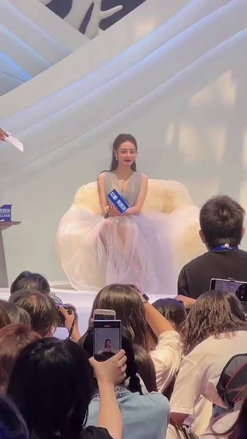 原本以为迪丽热巴要媚一下,原来只是衣服挂到了