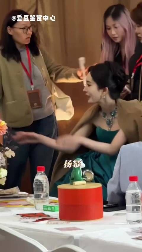 杨幂：走完他的，听你的！听完你的，嗑他的！嗑完他的，拍你的！