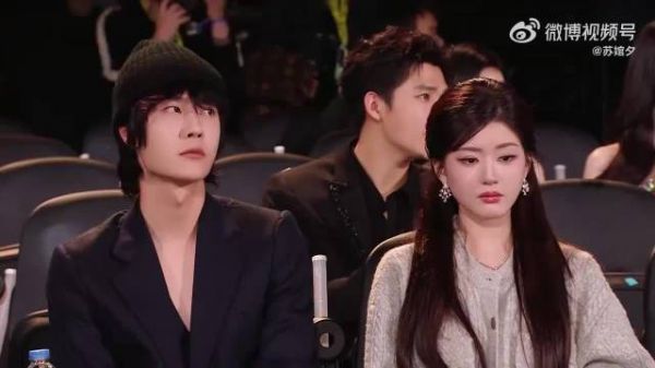 本来文咏珊深V够劲爆！谁料起身那一瞬，事业线怼拍惊爆我眼球