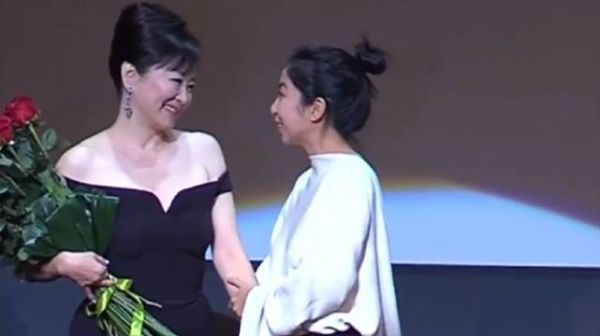 林青霞久违现身,她获颁远东国际电影节终身成就奖,女儿惊喜现身为她颁奖