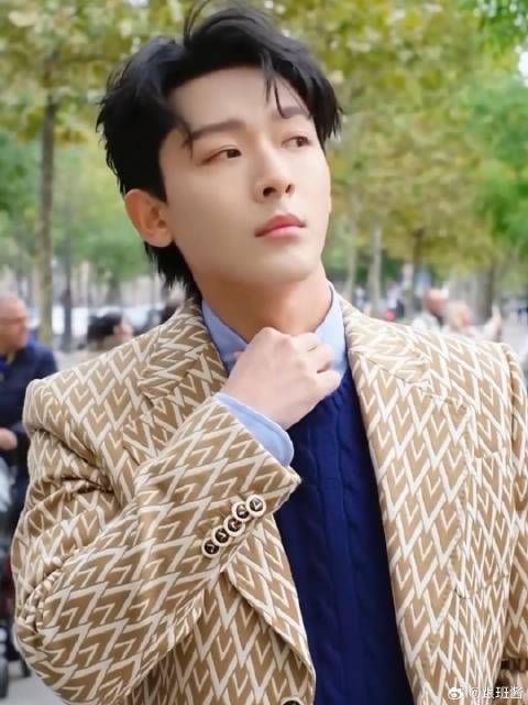 放弃李沁和马思纯吧!张晚意的老成是伤疤做的铠甲,那英的童真恰好能软化