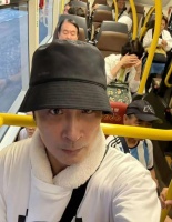 63岁演员吴镇宇刷老年卡坐公交，被疑“冒用他人证件”还差点被赶下车，现场掏证自证，网友：太真实了！