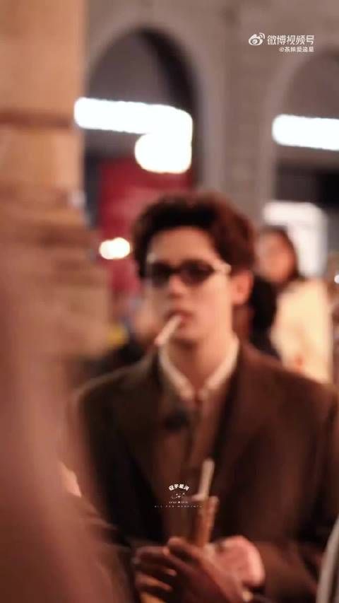 王安宇片场投喂陈伟霆冰淇淋