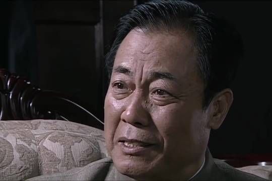 为了让余则成在戴笠面前帮自己说好话,吴敬中竟然对其以兄弟相称