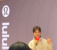 “解锁四叶草很开心”，李宇春首次亮相进博会，粉丝让品牌赶紧上同款衣服链接