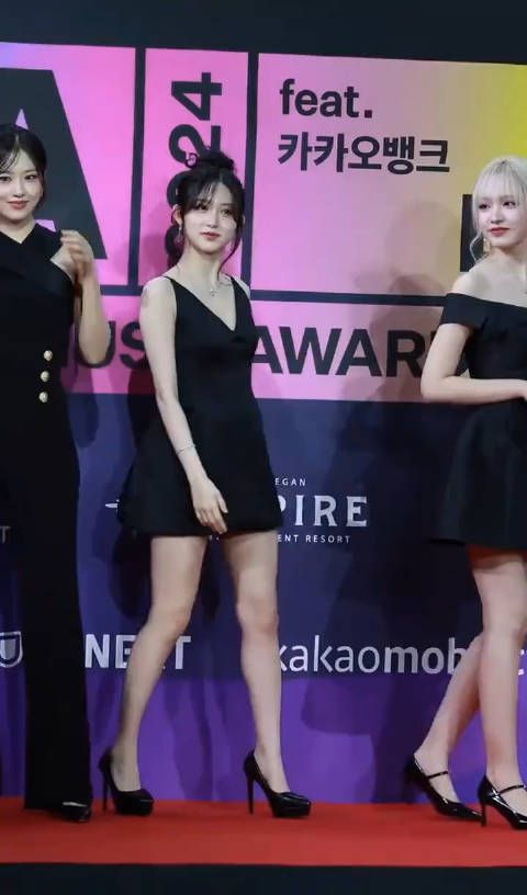 张元英就是最媚的!这种表情和走路姿势感觉她旁边的对比起来都正常了