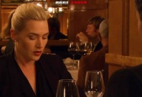 女人跟男人在餐厅相亲，却发现对方在脖子上长了一对奇怪的肿瘤