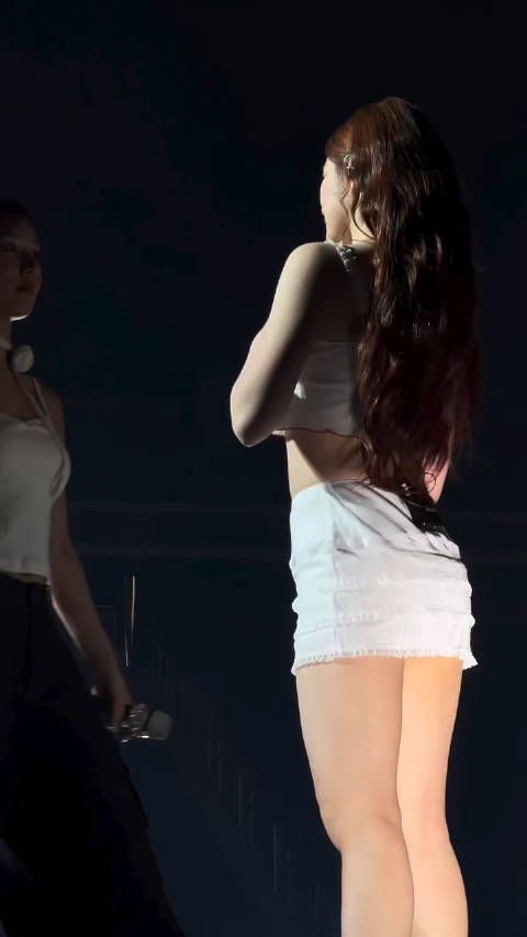 赵美延和叶舒华台上展示完美身材!