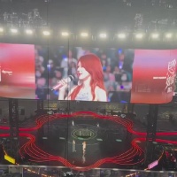 赵露思宣布加入新公司，镜头还给到了经纪人，这个经纪人据说对露丝还挺不错的