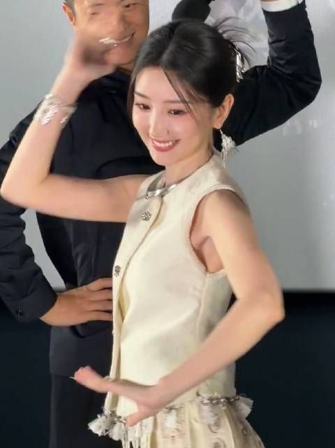 37岁的毛晓彤,看着完全就是一个少女,现在的女明星真的比普通人年轻太多了