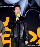 窦骁风波后现身剪彩，生图眼肿嘴发白一脸沧桑，和好友合影靠边站