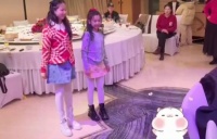 小酒窝在董璇生日上跳舞了，好灵动的表现力！