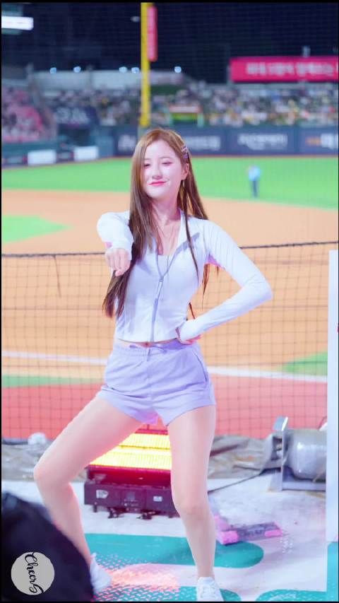 韩国棒球比赛的拉拉队小姐姐跳舞，蹦蹦跳跳这体力真的是太好了