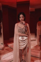 希林娜依高月光骑士造型亮相，光影间展酷飒气场