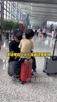 黄晓明和儿子小海绵现身机场，一脸宠溺抚摸儿子头，6岁小海绵也很活泼