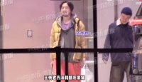 曝王传君齐溪与张艾嘉聚餐！王传君打扮不修边幅，齐溪挽着张艾嘉很亲昵