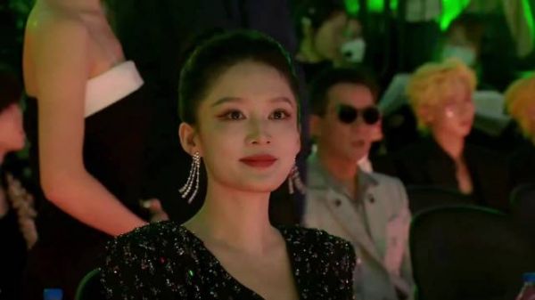 34岁李沁参加晚会,摄影故意关掉美颜怼脸拍,真实颜值令人意外