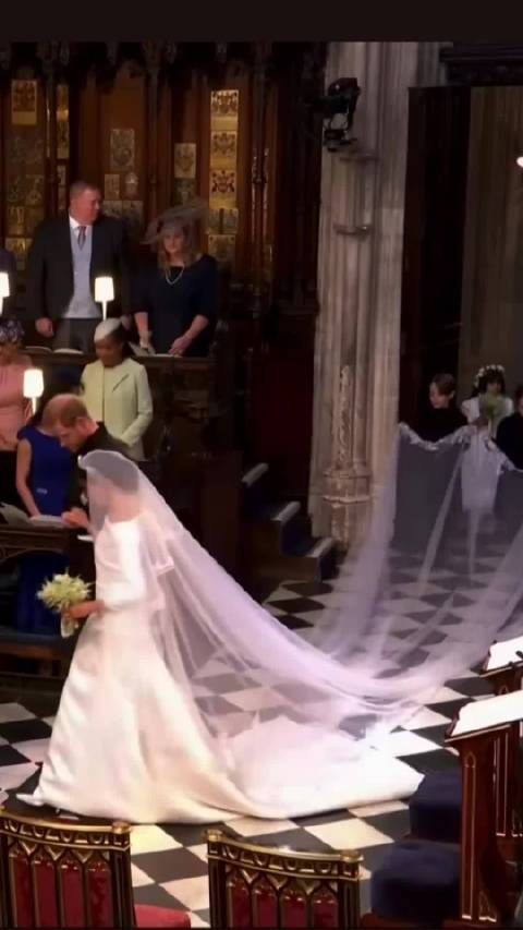梅根的婚礼头纱比凯特的长三倍，但这却成了梅根垮台的关键！英国王室