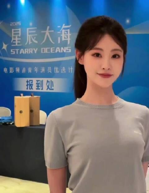 祝绪丹蓝T高马尾造型清爽温柔,被赞白月光学姐