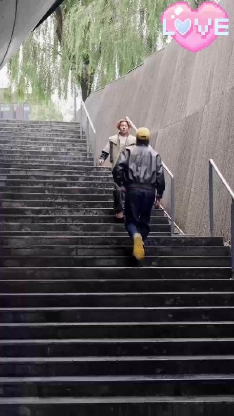 王一博喜欢先搭裤子,喜欢穿袜子穿鞋