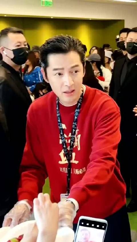 胡歌《三滴血》微博扫楼,别人饭撒他撒饭,给哥手忙脚乱的,一群大馋丫头