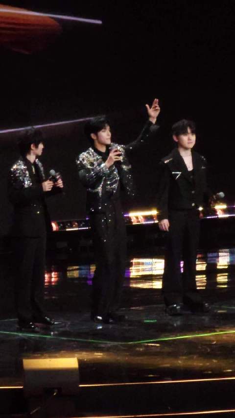 一个Gif两个定格动画 哥们儿比心