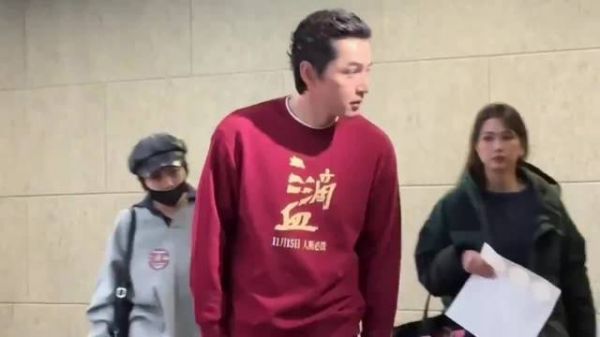 胡歌文淇扫楼宣传新戏,跳企鹅舞欢快魔性,戴鹿角似小孩姐老年哥