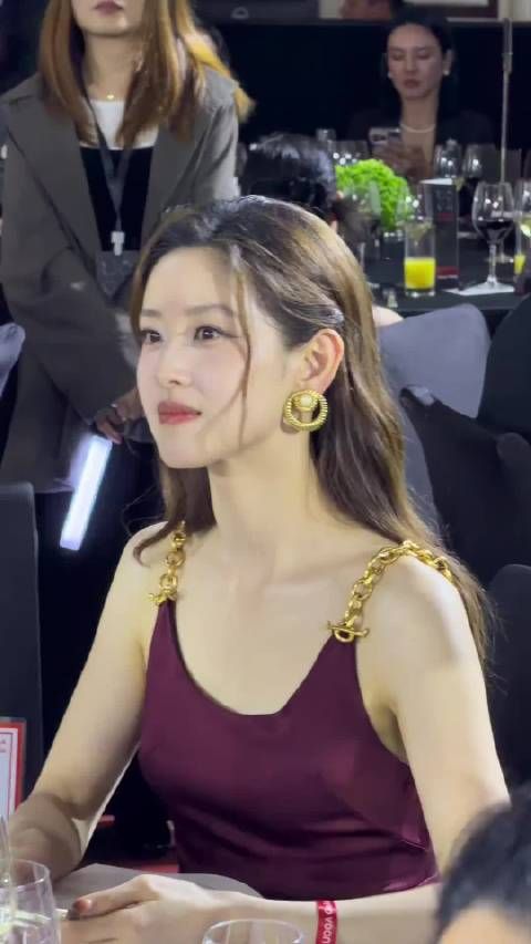 奶茶妹妹章泽天最新视频，还是一如既往的美丽，刘强东眼光不错！